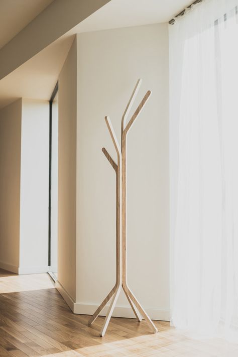 My hunt for a stylish coat rack — trying to get my entryway organized and keep it tidy this fall. Check out my favorite shopping sources for this home decor must-have on Jojotastic.com Vstupná Hala, Hanger Coat, Coat Tree, Cnc Furniture, Standing Coat Rack, Wood Rack, Rack Design, Plywood Furniture, Coat Stands