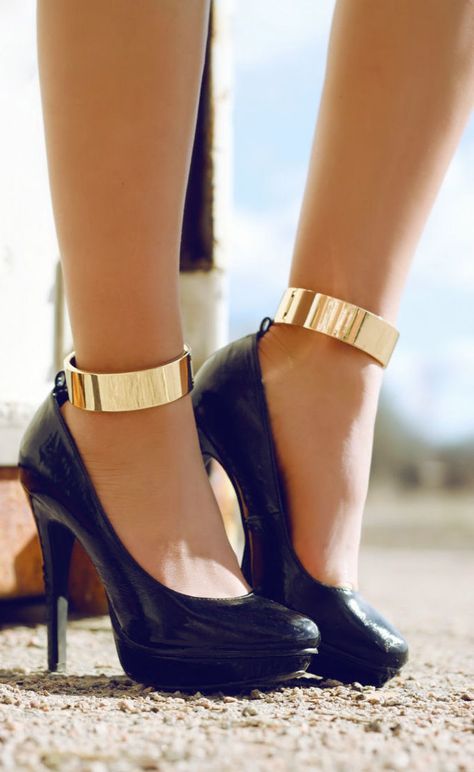 Shoes Mode Shoes, Hot Shoes, Ankle Cuffs, Crazy Shoes, Pretty Shoes, Shoe Lover, Shoe Obsession, Ankle Straps, Beautiful Shoes