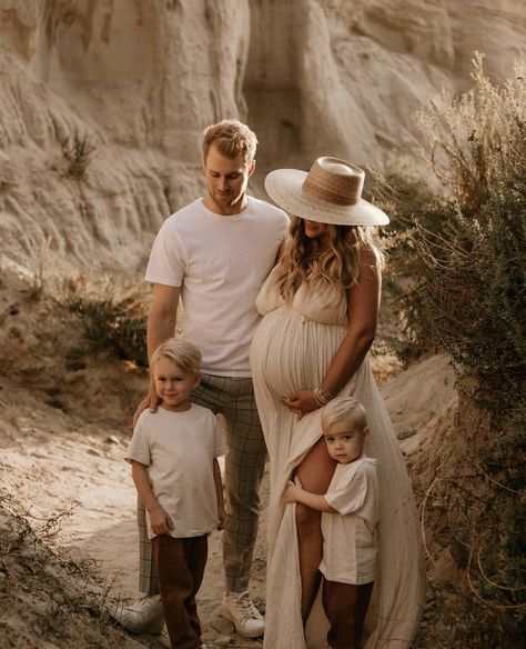 Boho Maternity Photos, Summer Maternity Photos, Couple Maternity Poses, Maternity Picture Outfits, Family Maternity Pictures, Maternity Photography Family, Fall Maternity Photos, Maternity Photography Poses Outdoors, Maternity Photography Outdoors