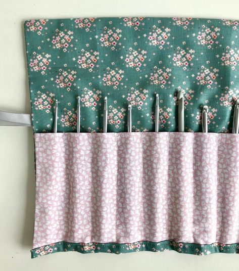 Learn how to quickly sew up a DIY crochet hook roll. This easy crochet hook roll pattern is made from two fat quarters, it is perfect for storing crochet hooks. Crochet Hook Holder Pattern, Diy Crochet Hook, Crochet Hook Roll, Crochet Hook Organizer, Crochet Hook Holder, Crochet Hook Case, Sewing Projects Free, Plastic Pouch, Yarn Knitting