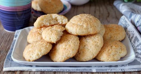 I biscotti allo yogurt sono senza burro e facilissimi da preparare solamente con una ciotola e un cucchiaio. Perfetti per la colazione e la merenda! Torte Cake, Hamburger Bun, Italian Recipes, Yogurt, Biscuits, Muffins, Bread, Cake, Kos