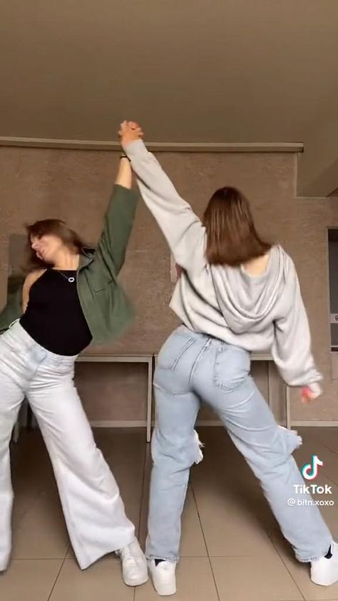 Apple Bottom Jeans Dance, Bounce When She Walk In Dance, Bestie Trends, Best Friend Dances, Sleepover Pics, Apple Dance, Funny Dances, Bestie Dances, Hand Shakes