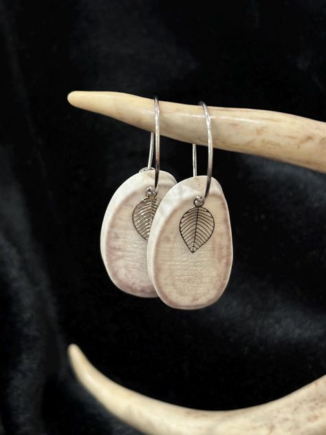 Unique Whitetail Antler Earrings 🦌 This pair has a silver colored leaf charm over the antler slab, hanging on a small hoop earring! 💕 Each pair is one of a kind since it is hand crafted from true, natural whitetail deer antler!  Color, size and texture may vary piece to piece due to the raw materials being used.  You are getting the EXACT product pictured in the listing! 😊 Deer Horn Jewelry, Bon Aqua, Material Earrings, Mod Earrings, Antler Earrings, Antler Jewelry, Deer Horn, Antler Ring, Bone Crafts