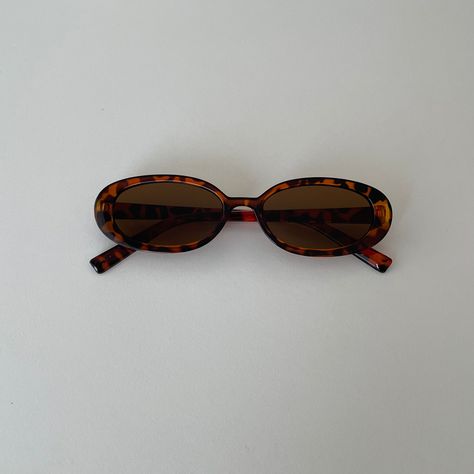 These brown sunnies are your go to for summer! 🤎 Small oval sunglasses. Small Sunglasses Aesthetic, Small Sunglasses 90s, Cool Sunnies, Cute Sunnies, Brown Sunglasses Aesthetic, Cute Sun Glasses, Little Sunglasses, Tiny Sunglasses, Mini Sunglasses