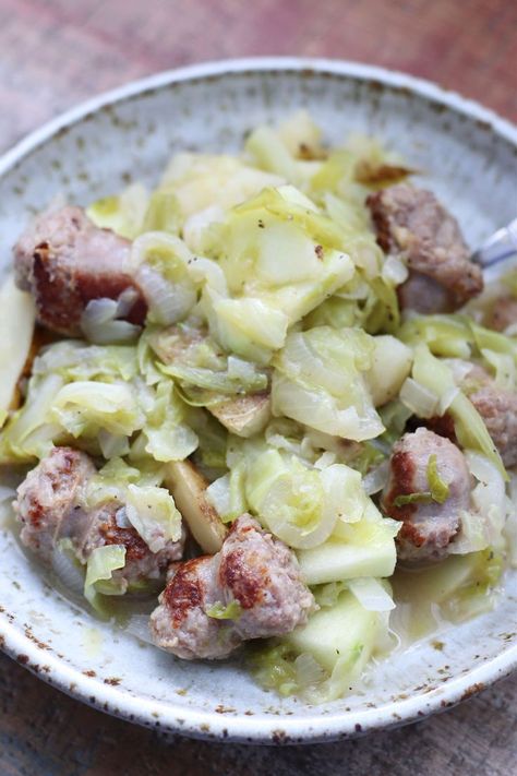 An easy Instant Pot one pot meal of cabbage and bratwurst that is very simple but tasty. Instant Pot Cabbage, Rotisserie Chicken Seasoning, Bratwurst Sausage, Instant Pot Pork, Easy One Pot Meals, Instapot Recipes, Smoked Sausage, Slow Cooking, Chicken Flavors