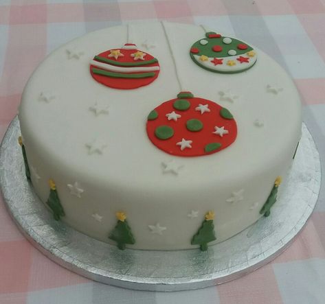 Christmas baubles cake Simple Christmas Cake Ideas, Xmas Cake Ideas Simple, Xmas Cake Decorating Ideas Simple, Simple Xmas Cake Designs, Christmas Cake Decoration Ideas, Simple Christmas Cake Decorations, Christmas Cake Ideas Easy, Simple Christmas Cake, Simple Christmas Cake Designs