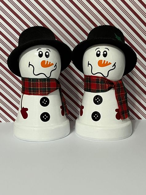 Terra Cotta Pot Snowman, Painted Terra Cotta Pots Christmas, Christmas Terra Cotta Pot Ideas, Mini Terra Cotta Pot Crafts, Terra Cotta Snowman, Coffee Creamer Crafts, Dollar Tree Crafts To Sell, Holiday Pots, Clay Pot Snowman