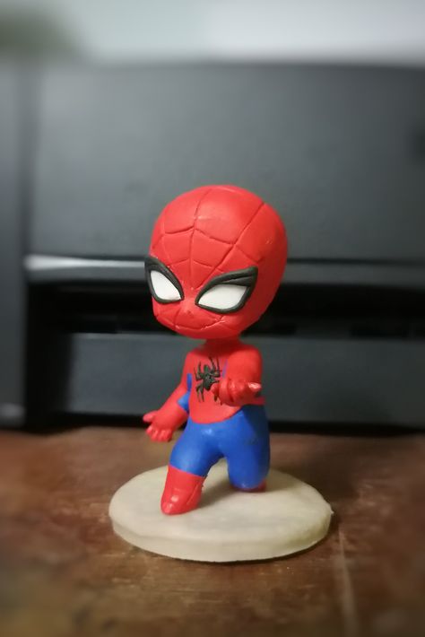 Spiderman Clay Sculpture, Air Dry Clay Spiderman, Polymer Clay Spiderman, Spiderman Clay Art, Marvel Polymer Clay, Clay Superhero, Marvel Clay Ideas, Clay Cartoon Characters, Disney Clay Ideas