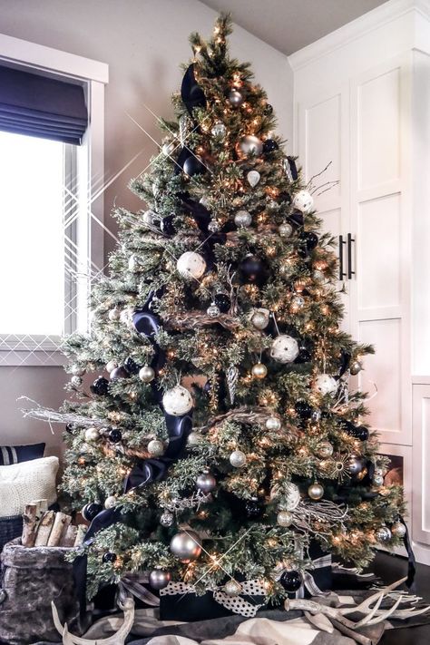 Black And Gold Christmas Tree, Black White And Gold Christmas, Black And Gold Christmas, Black Christmas Decorations, Christmas Tree Decoration Ideas, Tree Decoration Ideas, Gold Christmas Tree Decorations, Tree Inspiration, Metallic Christmas