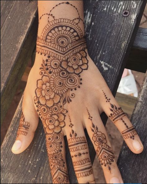 Back Palm Mehndi Designs, Mendhi Designs 2023, Palm Mendhi, Mehndi Palm, Diwali Mehendi, Henna Foot, Week Aesthetic, Palm Henna Designs, Fashion Week Aesthetic