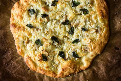 White Clam Pizza Clam Pizza, Romantic Meals, Clam Recipes, Favorite Cookbooks, Flatbread Pizza, How To Make Pizza, Weird Food, Delicious Pies, Good Pizza