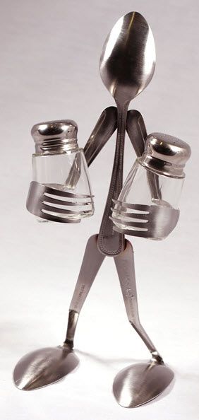 Arte con cubiertos para poner Sal y Pimienta en tu mesa!!!! Cute Silverware, Fabrikasi Logam, Recycled Silverware, Fork Art, Cutlery Art, Silverware Crafts, Silverware Art, Salt Shakers, Spoon Art