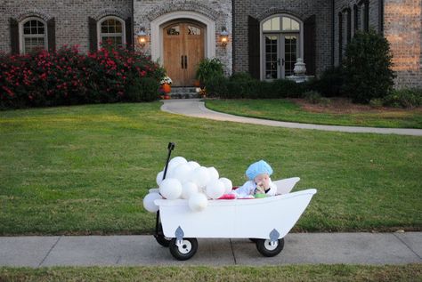 Bubble Bath Wagon Costume, Spooky Sprinkle, Wagon Halloween Costumes, Wagon Costume, Halloween Costume Fun, How To Make Bubbles, First Halloween Costumes, Kids Wagon, Shower Puff