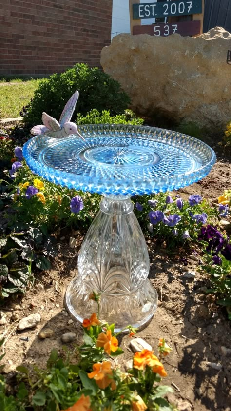 Birdbath Ideas, Glassware Garden Art, Diy Bird Bath, Bird Bath Garden, Garden Whimsy, Glass Garden Art, Garden Crafts Diy, Garden Deco, Garden Art Sculptures Diy