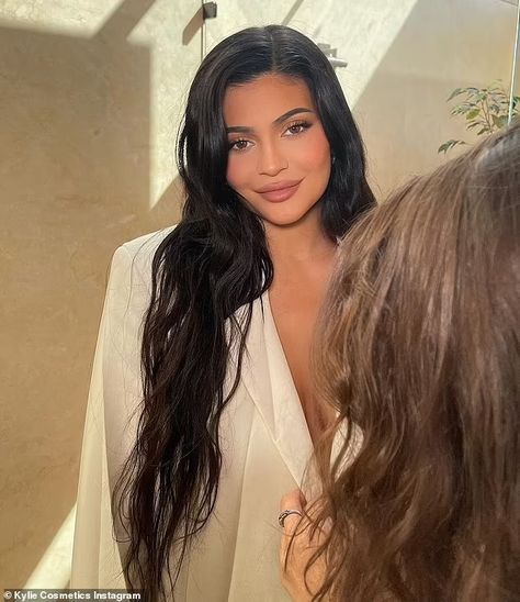 Kylie Jenner gets glammed up as she prepares to promote highly-anticipated series The Kardashians | Daily Mail Online Kylie Jenner Blonde, Kim And Kylie, Kylie Baby, Estilo Kylie Jenner, Kylie Lips, Kylie Lip Kit, Kylie J, Kylie Cosmetic, Kylie Jenner Outfits