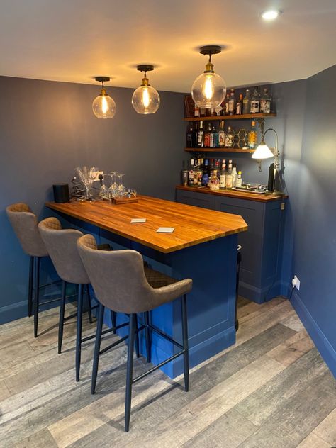 Home Bar Basement Ideas, Home Pub Ideas, Wooden Home Bar, Garden Pub, Garden Room Interiors, Home Bar Plans, Basement Bar Plans, Coin Bar, Cozy Bar