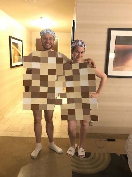 14 fun creative DIY Halloween costumes for kids and couples | 320 * Sycamore Sims Costume, Diy Fantasia, Halloween Costume Couple, Creative Halloween Costumes Diy, Recipes Halloween, Funny Couple Halloween Costumes, Kostum Halloween, Best Couples Costumes, Halloween Couples