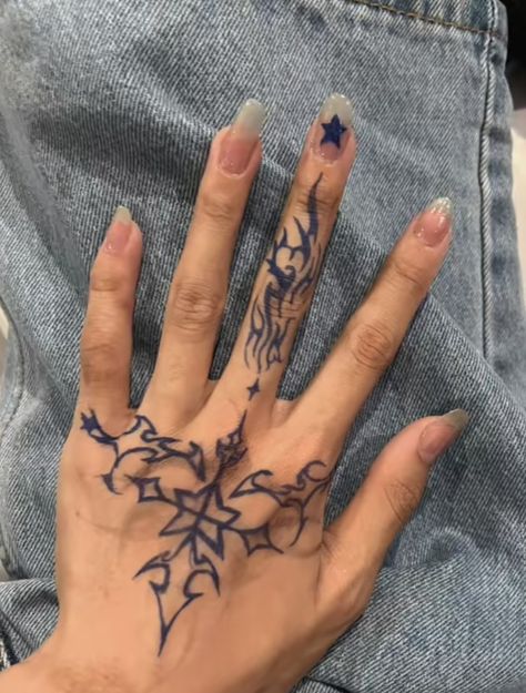 Cyberciligism Tattoo, Henna Tattoo Designs Arm, Henna Inspired Tattoos, Hand Tattoos For Girls, Pretty Hand Tattoos, Henna Tattoo Designs Hand, Pen Tattoo, Sharpie Tattoos, Hand Doodles