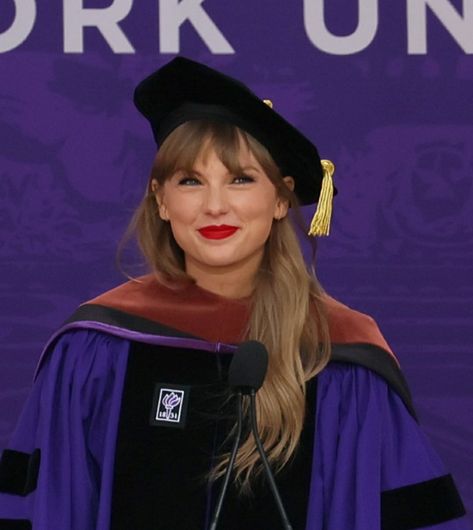 Nyu Graduation, Graduation Wallpaper, Commencement Speech, Graduation Speech, New York University, Swift Facts, Taylor Swift Facts, York University, Simone Biles