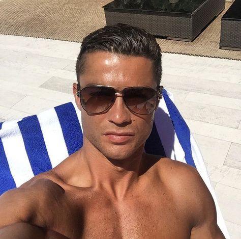 Ronaldo Selfie, Cr7 Icons, Ronaldo Funny, Cristiano Ronaldo Hairstyle, Cristiano R, Cristiano 7, Ronaldo Photos, Portugal National Team, Ronaldo Pictures