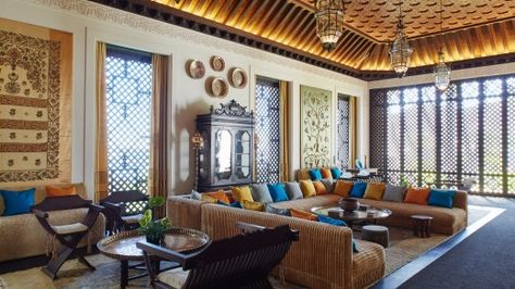 Stunning living room at Doris Duke's Shangri La in Hawaii. Apartment Therapy House Tours, Formal Living Room Designs, Doris Duke, Moroccan Interior Design, Hawaiian Homes, Moroccan Living Room, Indian Living Rooms, Moroccan Interiors, Patio Interior