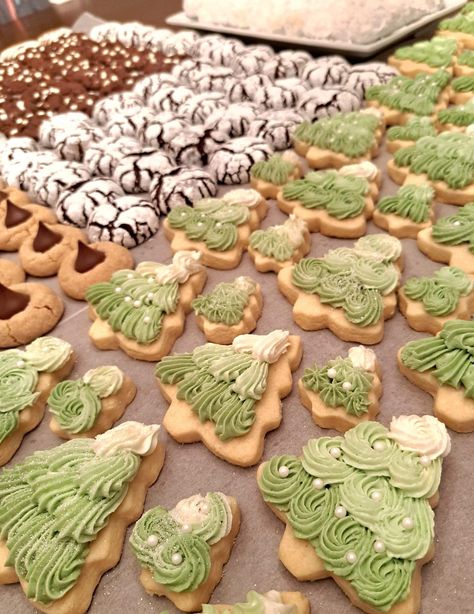 Butter Cream Sugar Cookies Christmas, Christmas Tree Sugar Cookies Decorated Buttercream, Gingerbread Sugar Cookies Decorated, Christmas Sugar Cookies Buttercream, Cookie Icing Ideas, Christmas Buttercream Cookies, Christmas Drop Cookies, Buttercream Christmas Cookies, Kid Holiday Treats