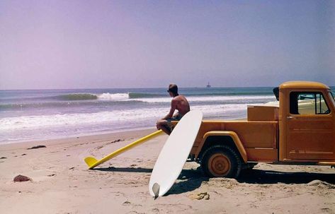 Hey surf dudes, it's Yater the t-shirt. In the 1950s, Renny Yater was one of the first commercial surfboard builders. He was a true entrepreneur working as a commercial fisherman while starting his business. Renny wanted to create a better board and he did! The Yater Spoon - designed in the 1960s - is a lightweight board with a flexible ride for surfers. His designs focus on form and function. Since 1991, the Beach House is the exclusive dealer for Yater boards (see yatersurfboards.com). Surfer Lifestyle, Vintage Surfing, Surfing Aesthetic, Surf Aesthetic, Surfing Pictures, Retro Surf, Surf Poster, Summer Surf, Vintage Surf