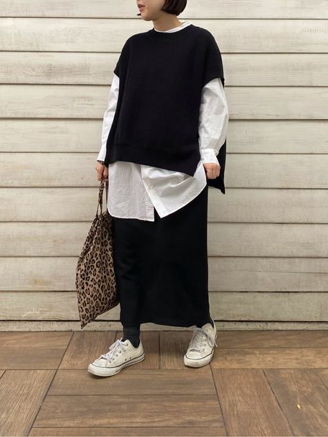 Neutral Boho Outfit, Normcore Outfits, Japanese Minimalist Fashion, Gig Outfit, Tokyo Style, Black And White Fashion, Minimalist Fashion Women, Journal Standard, Japanese Outfits