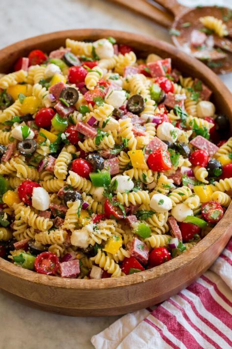 Rafraîchissante salade de pâtes à l’italienne - Recettes - Ma Fourchette Italian Dressing Recipes, Salad Appetizer Cups, Resep Pasta, Italian Pasta Salad, Homemade Italian Dressing, Pasta Salad Dressing, Pasta Italiana, Resep Salad, Cold Pasta Salad