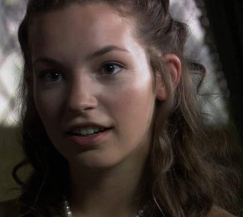 Mary Boleyn The Tudors, Perdita Weeks, Mary Boleyn, The Tudors Tv Show, Tudor Gown, Kristine Froseth, Tudor Dress, Facial Anatomy, The Tudors