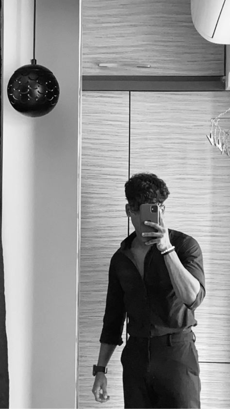 Selfie Pose For Men, Mirror Selfie Boys Aesthetic, Mirror Selfie For Men, Mirror Pic Ideas Men, Mirror Selfie Poses For Men, Mirror Selfie Ideas Men, Aesthetic Mirror Selfie Men, Mirror Selfie Guy, Men Mirror Selfie Aesthetic