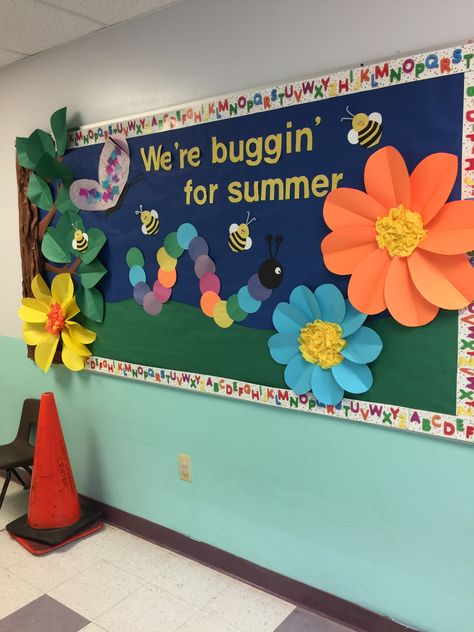 3d Bulletin Board Ideas Creative, Spring Bee Bulletin Board Ideas, 3d Bulletin Board Borders Creative, Bee Amazing Bulletin Board Ideas, Spring Library Bulletin Board Ideas, 3d Bulletin Boards, Bulitin Board Ideas Bee, School Library Decor, Spring Bulletin