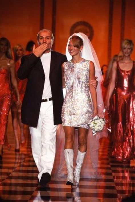 Gianni Versace and Kate Moss at the Versace Haute Couture Fall/Winter 95 show in Paris. #versace #katemoss #fashion Druid Wedding, Christian Dior Gowns, Dior Gown, Saiid Kobeisy, Couture Looks, Versace Couture, Atelier Versace, Dior Haute Couture, Moda Paris