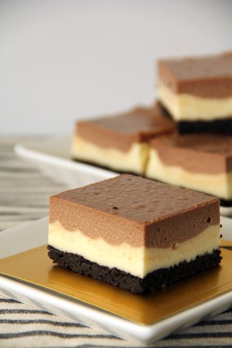 Nutella Cheesecake Bars with Oreo Base - Crazy decadent and rich cheesecake bar loaded with Nutella, must-try recipe | rasamalaysia.com Best Nutella Recipes, Nutella Cheesecake Bars, Nutella Desserts, Nutella Cheesecake, Cheesecake Bar Recipes, Rasa Malaysia, Torte Cupcake, Nutella Recipes, A Piece Of Cake