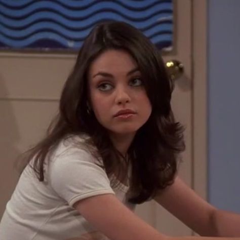 Jackie 70s Show Hair, Jackie Burkhart Hair, Mila Kunis Gif, Jackie Burkhart Outfits, Jackie That 70s Show, Jackie Burkhart, Sonny With A Chance, 70s Show, Golden Trio