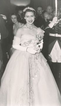 Princess Margaret Young, Prinses Margaret, Gala Inspiration, Princesa Margaret, Cuban Heritage, Ghost Orchid, Vintage Cuba, Young Queen Elizabeth, Fifties Style