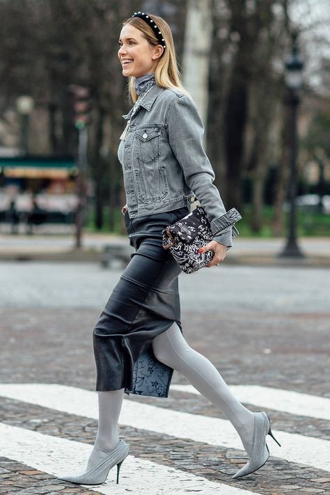 Colored Tights Outfit, Pernille Teisbaek, Outfit For Spring, Street Style 2018, Designer Woman, Artist Fashion, Street Style Fall Outfits, Giovanna Battaglia, Paris Couture