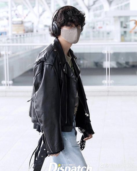 Taehyung Leather Jacket, Bts Design, Taehyung Kim, Airport Look, Hairstyles For Layered Hair, Kim Taehyung Wallpaper, Airport Style, Be Honest, Handsome Anime