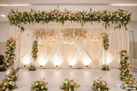 Beautiful////Decor_Ideas Reception Mandap Decoration, Wedding Reception Backdrop Indian, Wedding Hall Flower Decorations, Hall Reception Wedding, Stage Wedding Backdrop, Hall Decoration For Wedding, Wedding Backdrop For Reception, Wedding Hall Background, Hall Decoration Ideas For Wedding