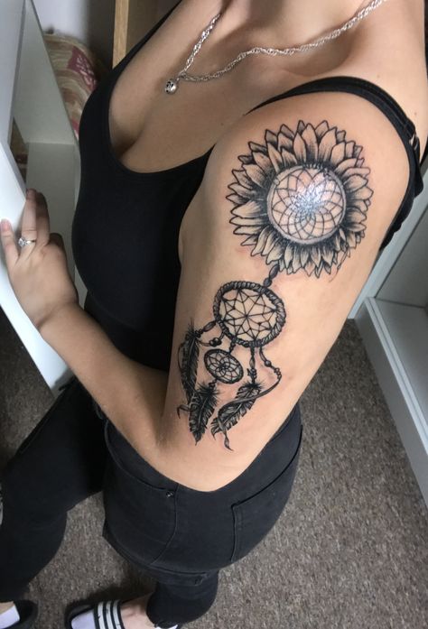 Sunflower Arrow Tattoo, Dreamcatcher Tattoo Thigh, Sunflower Sleeve, Sunflower Dream Catcher, Tattoos Sunflower, Makeup Looks Wedding, Tattoo Sunflower, Glam Makeup Looks, Sunshine Tattoo