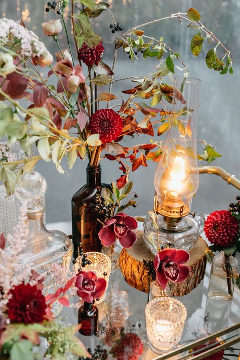 Oil Lamp Centerpiece, Red Wedding Centerpieces, Woodland Table, Autumn Weddings, Fall Wedding Centerpieces, Purple Vintage, Pennsylvania Wedding, Autumn Decorating, Deco Originale