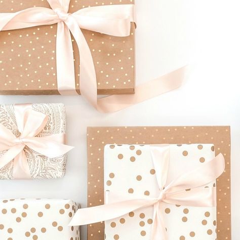 Want to make your gifts extra special? Here are gorgeous gold and pink Christmas gift wrapping ideas. Everything you need to create this glam look! Holiday Lifestyle, Pink Christmas Gifts, Chemo Gifts, Chic Christmas Gifts, Holiday Graphics, Pink Photography, Birthday Wrapping, Pink Glam, Pink Holiday