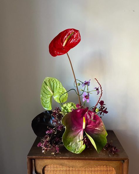 An anthurium garden for @airrobe & @style.arcade at @cafechelseanyc .The perfect touch was this smilax find at the market! Anthurium Garden, Vintage Flower Arrangements, Anthurium Flower, Ikebana Arrangements, Boquette Flowers, Flower Therapy, Vase Arrangements, Beautiful Bouquet Of Flowers, Flower Of Life