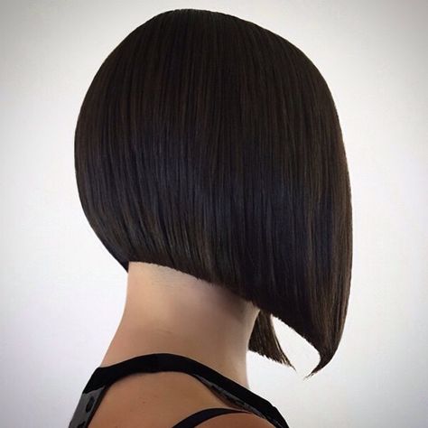 Love this vidal sassoon style Bob Corte Channel, Triangle Haircut, Vidal Sassoon Haircut, Above The Shoulder Haircuts, Graduated Haircut, One Length Haircuts, One Length Hair, Inverted Long Bob, Trendy Haircuts