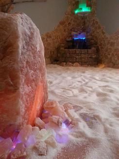 Home Salt Cave Benefits, Salt Therapy Room, Himalayan Salt Cave, Salt Room Therapy, Salt Cave Spa, Himalayan Salt Room, Villa Concept, Spa Hammam, Massage Therapy Rooms