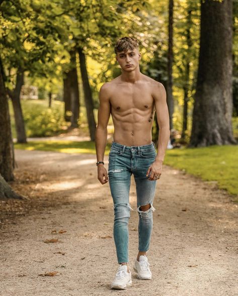 Guys In Skinny Jeans Cute White Guys, Morning Walk, Blonde Guys, Muscular Men, Shirtless Men, Boys Jeans, Good Looking Men, Casual Style, Cabin