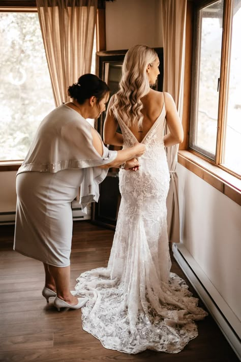 Bride getting ready photos mom zipping up dress wedding inspiration Pemberton Wedding Photographer Getting Ready Photos With Bridesmaids, Getting Ready Wedding Photos With Mom, Bride Only Wedding Photos, Getting Ready With Mom Wedding, Bride Details Photo, Getting Wedding Ready Photos, Wedding Day Pictures Bridal Party, Bride Getting Dressed Photos, Mom Zipping Wedding Dress