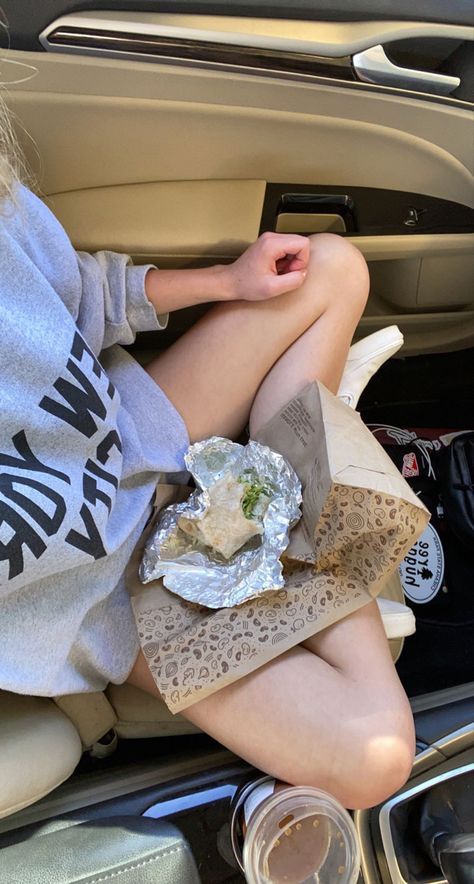 Lunch In Car Aesthetic, Chipotle Burrito Aesthetic, Eating In Car, Burrito Aesthetic, Chipotle Aesthetic, Food Chipotle, Jordan Core, Brownie Oreo, Chipotle Burrito