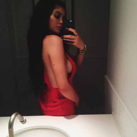 Kylie Jenner’s Tiny Red Tattoo Kylie Jenner's Tattoos, Coffee Cup Tattoo, Tattoo Spots, Small Heart Tattoos, Jon Boy, Red Tattoos, Cool Small Tattoos, Celebrity Tattoos, Friend Tattoos