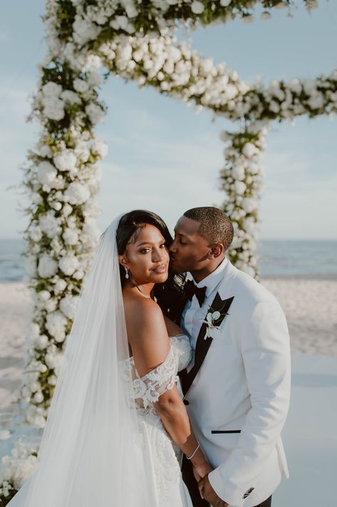 Weddings Poses Ideas, Picture Poses For Wedding, Black Bride Beach Wedding, Wedding Change Outfit, Beach Wedding Black Couple, Couple Goal Wedding, Black Couple Wedding Photos, Poses For Wedding Pictures, Wedding Black People